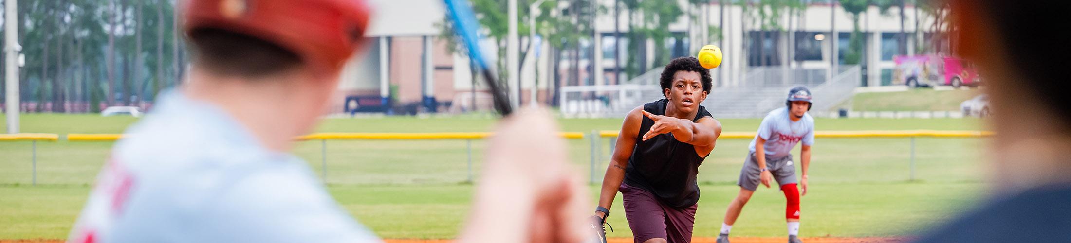 学生 playing softball.